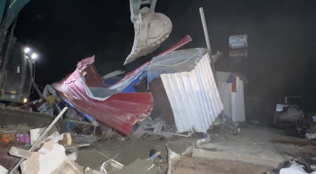 Sahil kenarındaki kaçak yapıların yıkımı sürüyor
