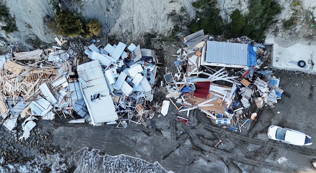 Sahil kenarındaki kaçak yapıların yıkımı sürüyor
