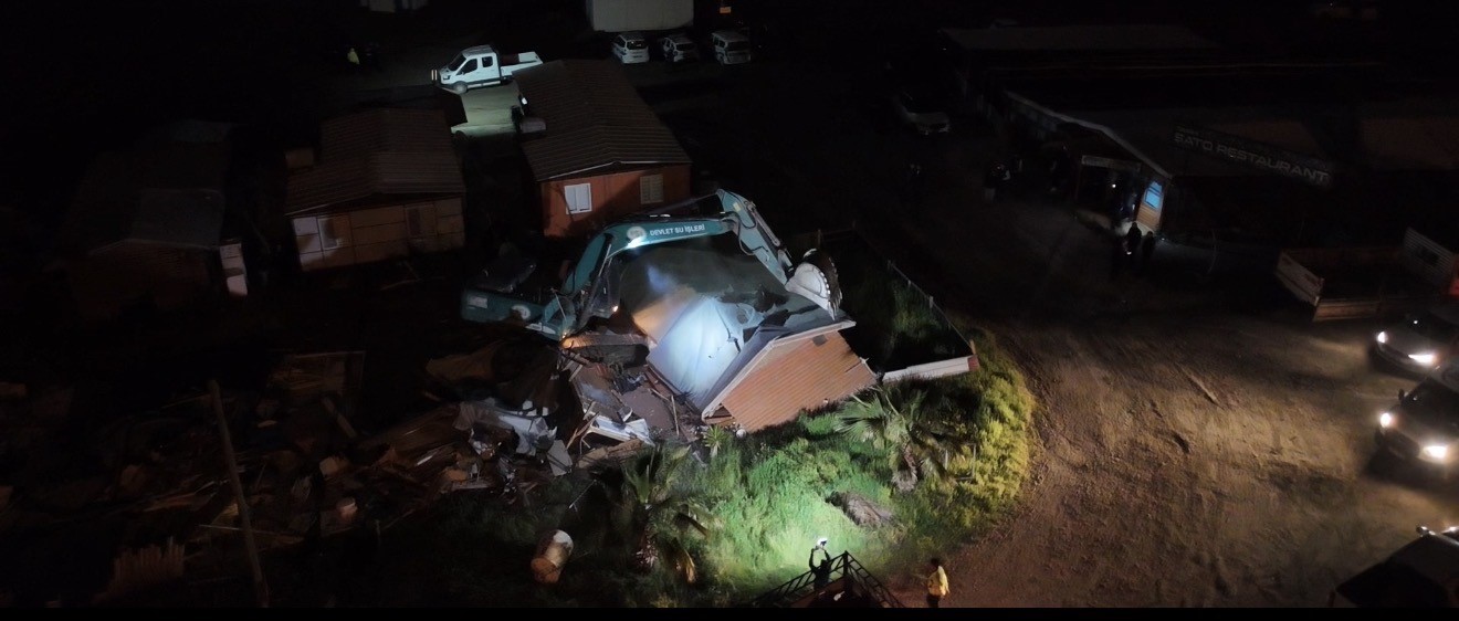 Sahil kenarındaki kaçak yapıların yıkımı sürüyor
