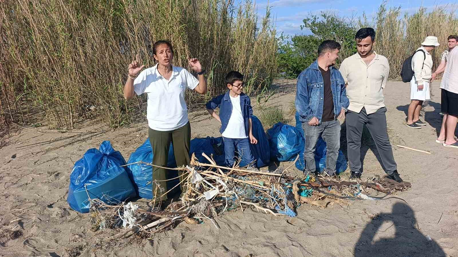 Sahil temizliğinde toplanan çöp yığını görenleri hayrete düşürdü
