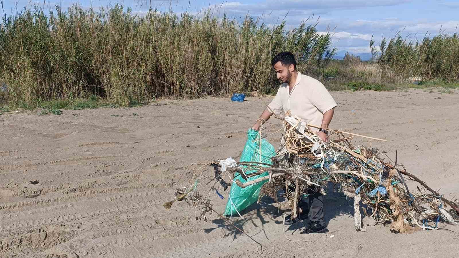 Sahil temizliğinde toplanan çöp yığını görenleri hayrete düşürdü

