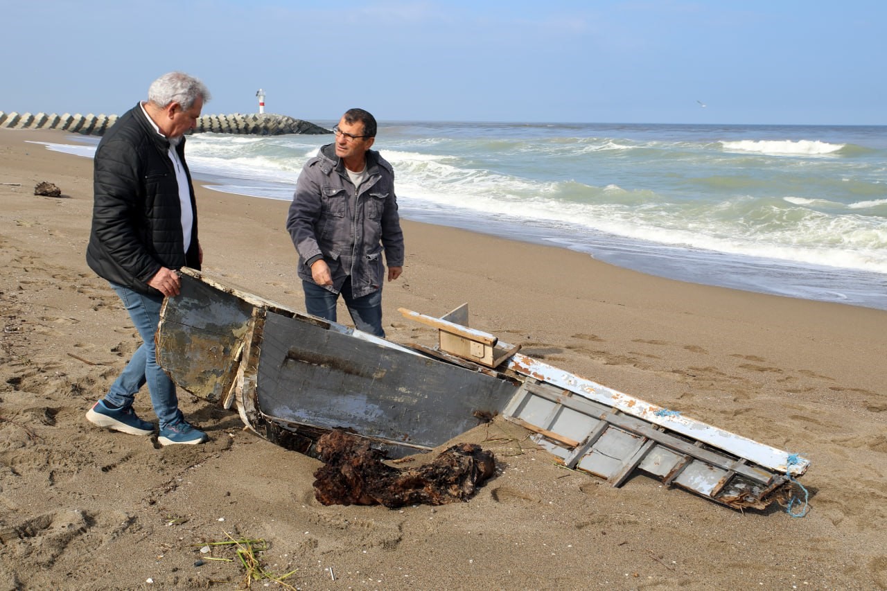Sahilde 2 gün önce cansız bedeni bulunan balıkçının teknesi de aynı karaya vurdu
