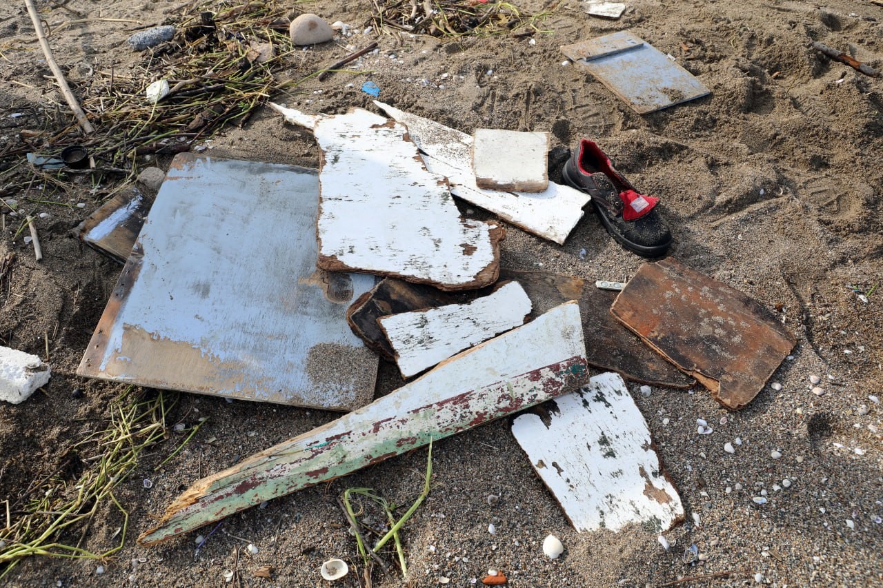 Sahilde 2 gün önce cansız bedeni bulunan balıkçının teknesi de aynı karaya vurdu
