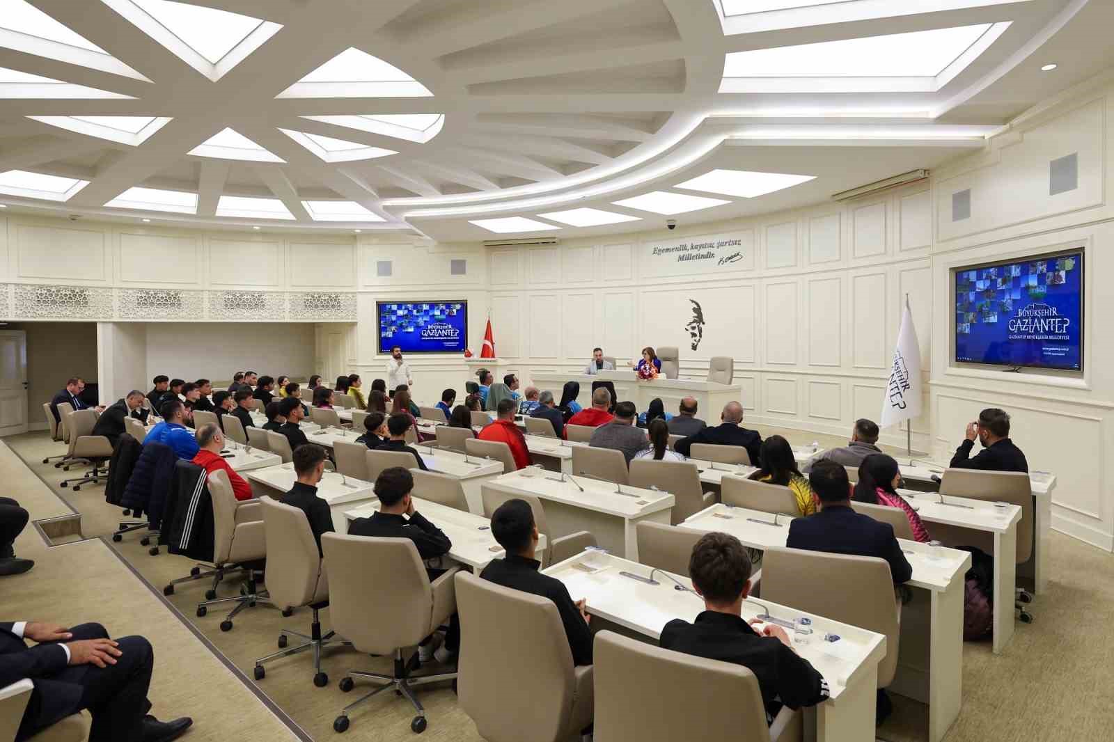 Şahin, başarılı sporcularla bir araya geldi
