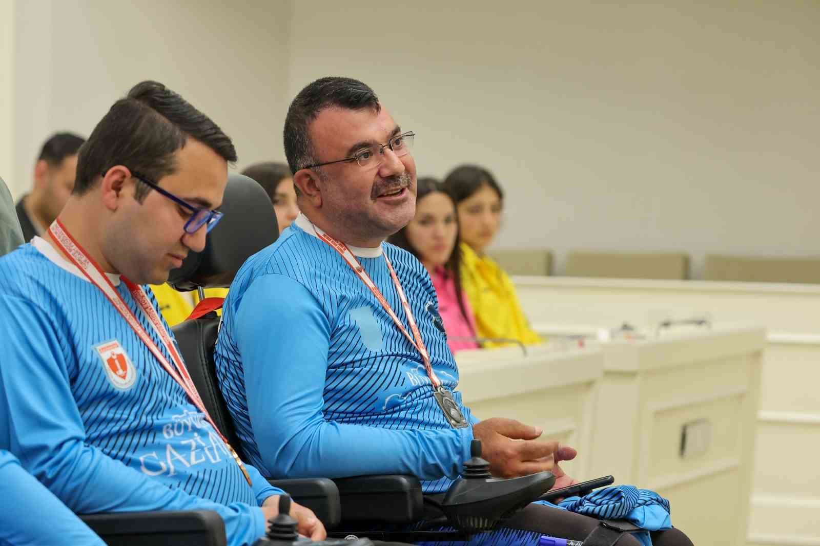 Şahin, başarılı sporcularla bir araya geldi
