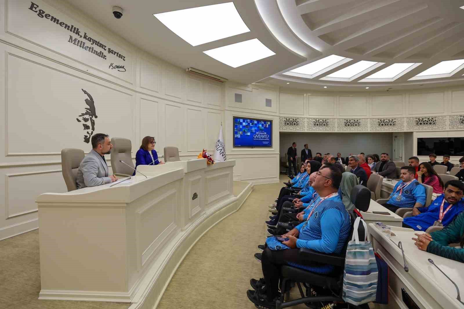 Şahin, başarılı sporcularla bir araya geldi
