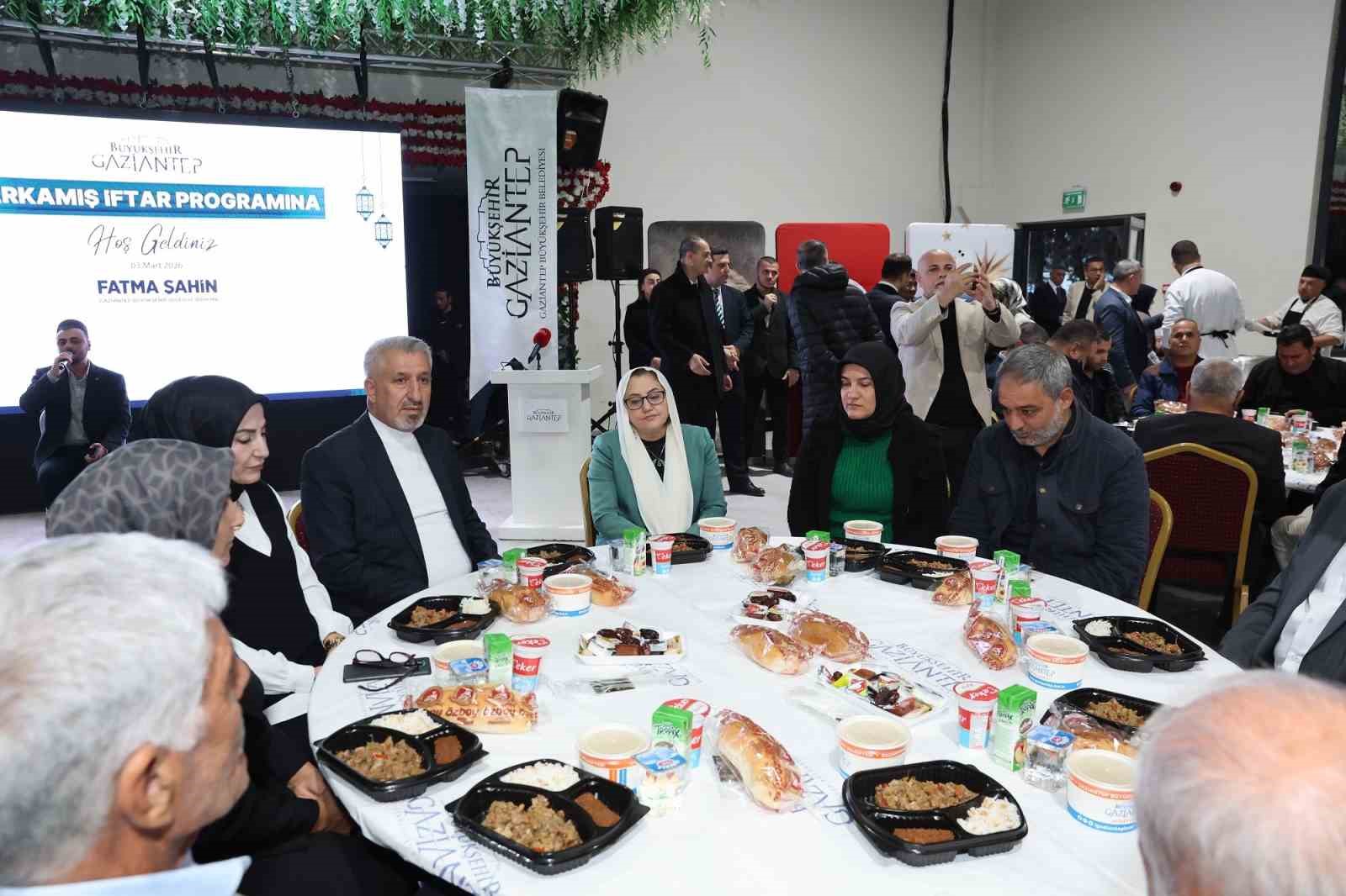 Şahin, Karkamış’ta vatandaşlarla iftarda buluştu
Şahin, Karkamış’ta vatandaşlarla iftarda buluştu