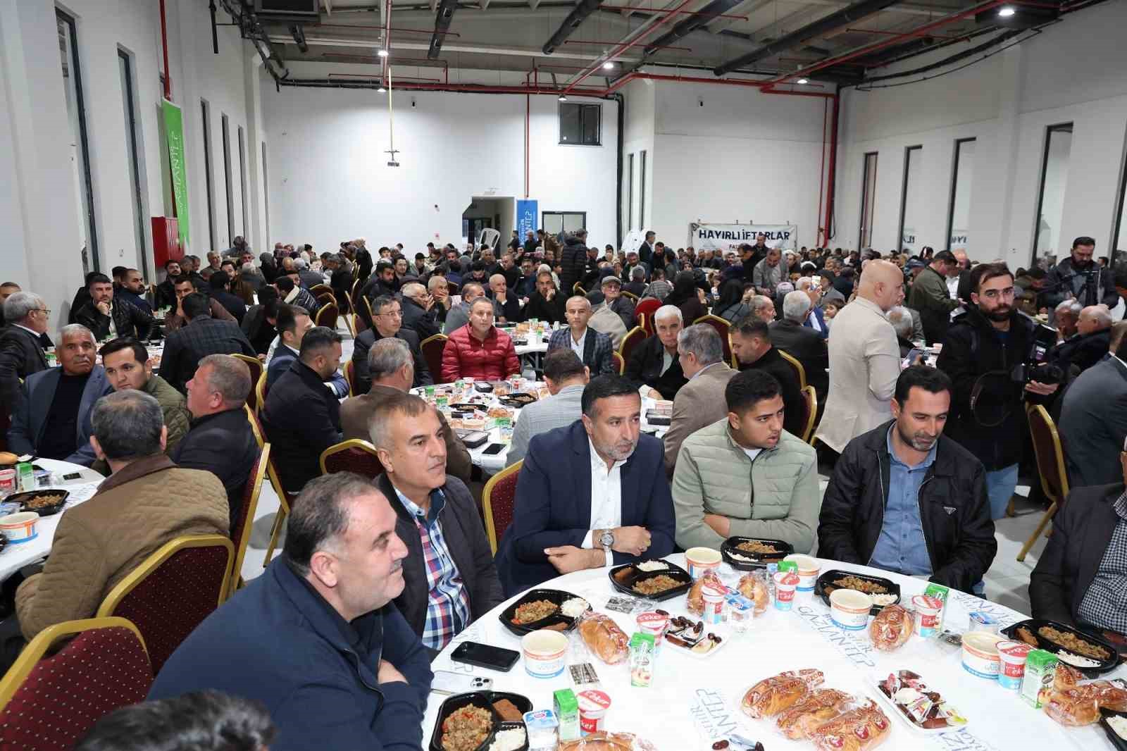 Şahin, Karkamış’ta vatandaşlarla iftarda buluştu
Şahin, Karkamış’ta vatandaşlarla iftarda buluştu
