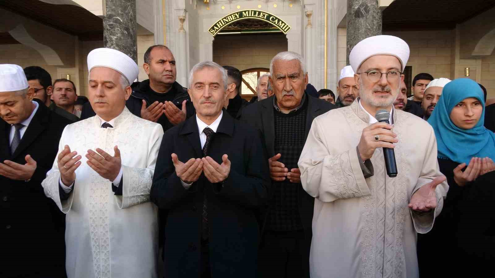 Şahinbey Belediyesi 175 öğrenciyi daha umreye gönderdi
Şahinbey Belediyesi 175 öğrenciyi daha umreye gönderdi