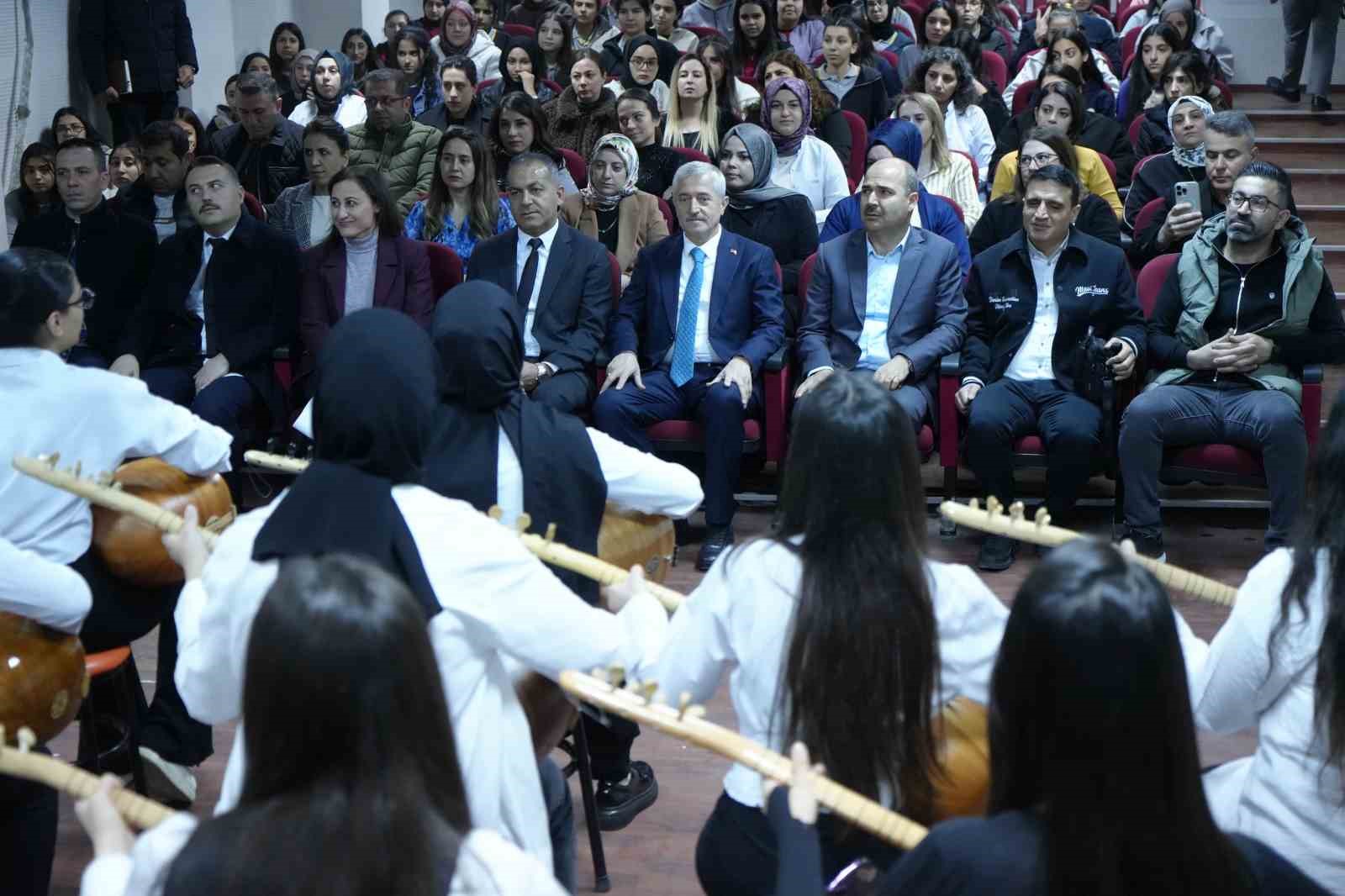 Şahinbey’de örnek etkinlik: Atıklar sanata dönüştü
