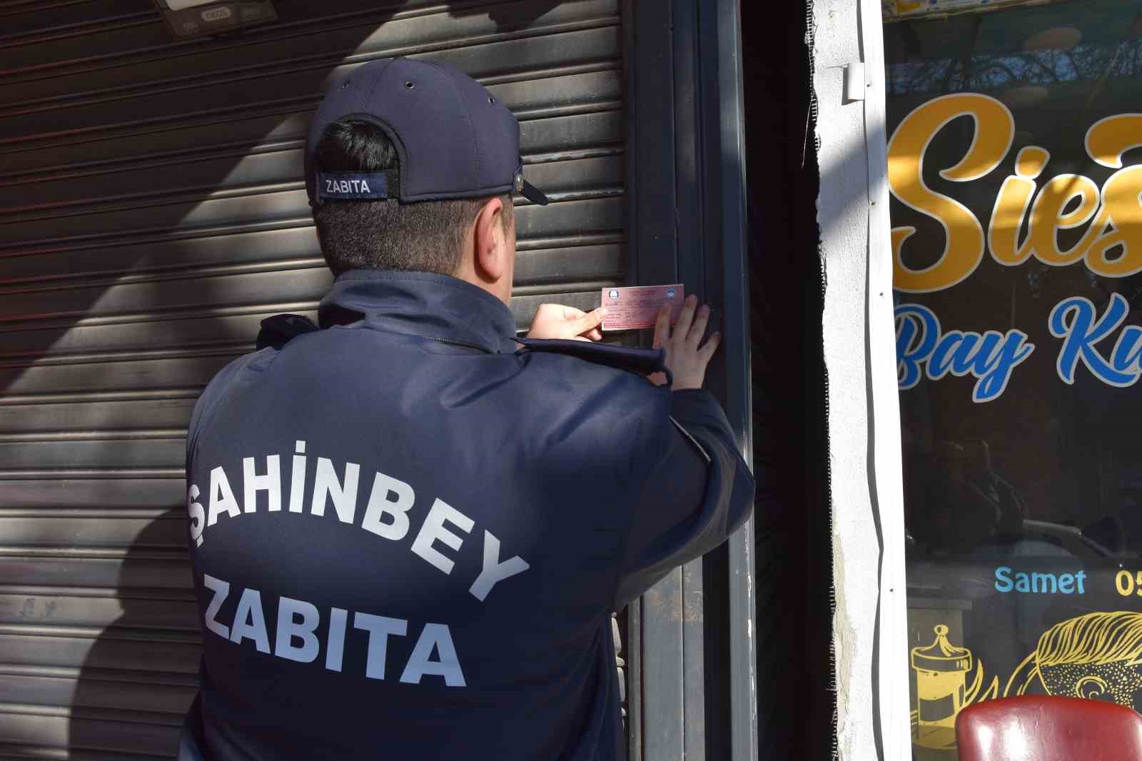 Şahinbey’de son kullanma tarihi geçmiş ürün sattığı tespit edilen iki iş yeri kapatıldı
Şahinbey’de son kullanma tarihi geçmiş ürün sattığı tespit edilen iki iş yeri kapatıldı