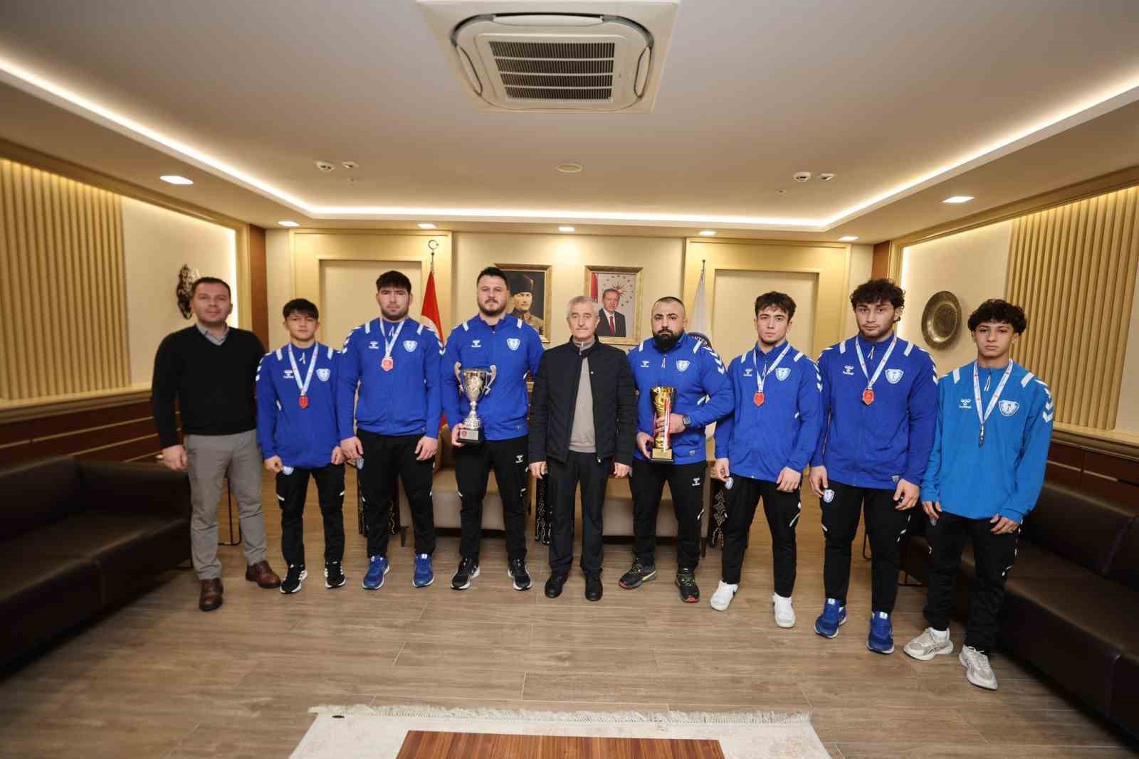 Şahinbey’in şampiyon güreşçilerinden büyük başarı
