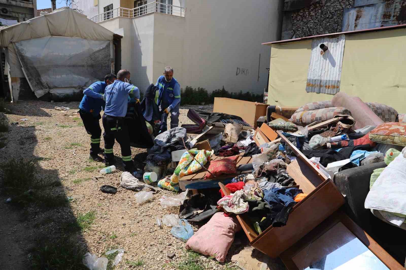 Sahiplerinin yaşamını yitirdiği evden bir kamyon çöp çıktı
