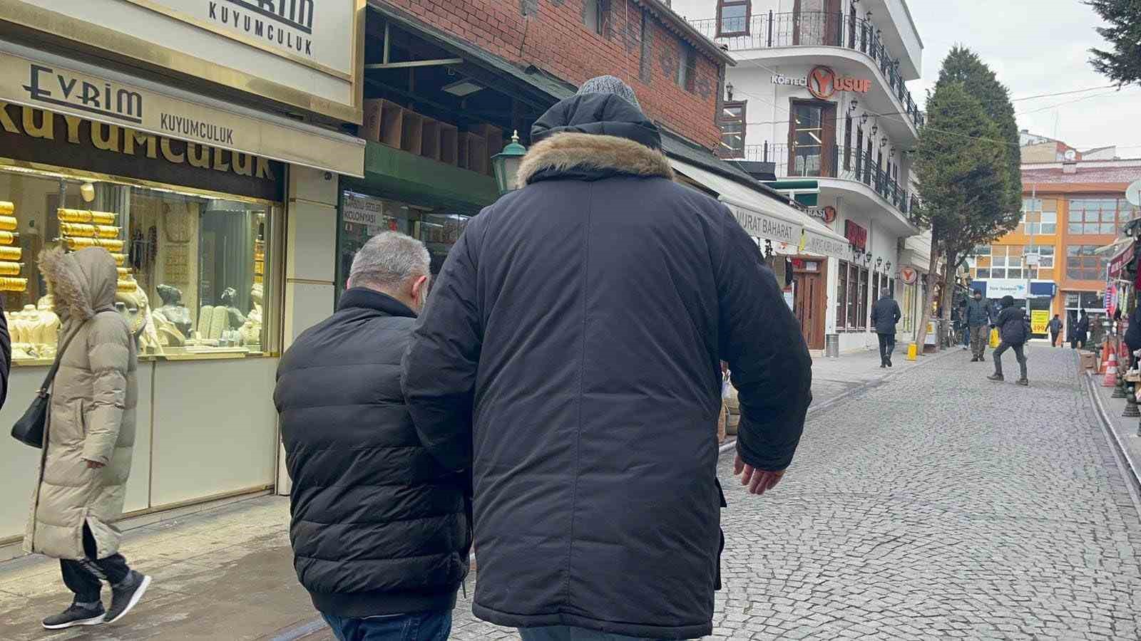 Sahte altını bozdurmaya çalışırken yakayı ele verdi
