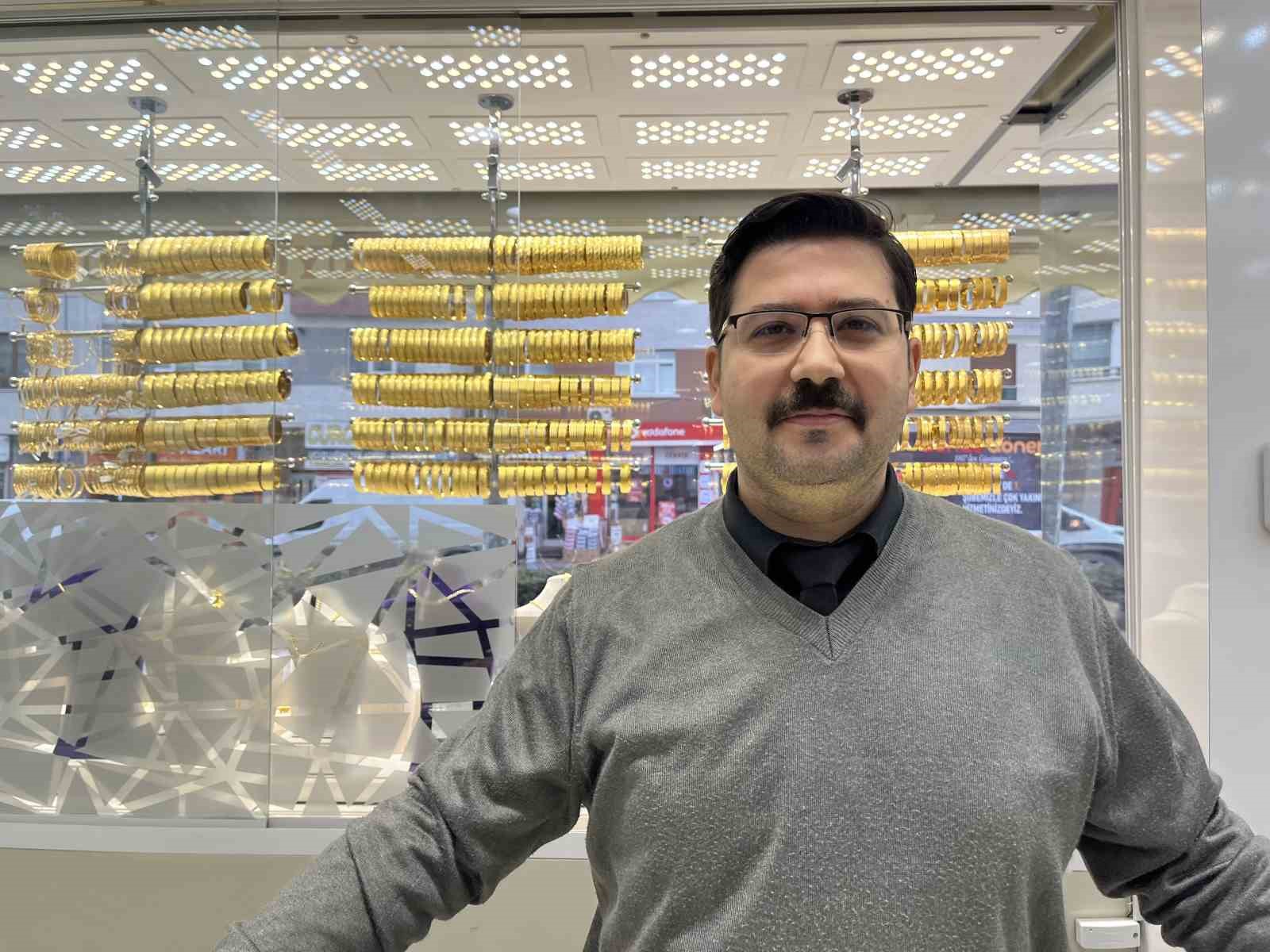 Sahte bilezikleri verip pazarlıkla fazla altın almak isterken yakalandı
Sahte bilezikleri verip pazarlıkla fazla altın almak isterken yakalandı