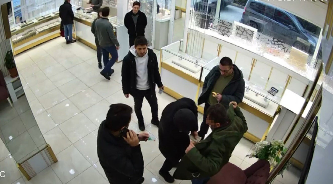 Sahte bilezikleri verip pazarlıkla fazla altın almak isterken yakalandı
Sahte bilezikleri verip pazarlıkla fazla altın almak isterken yakalandı