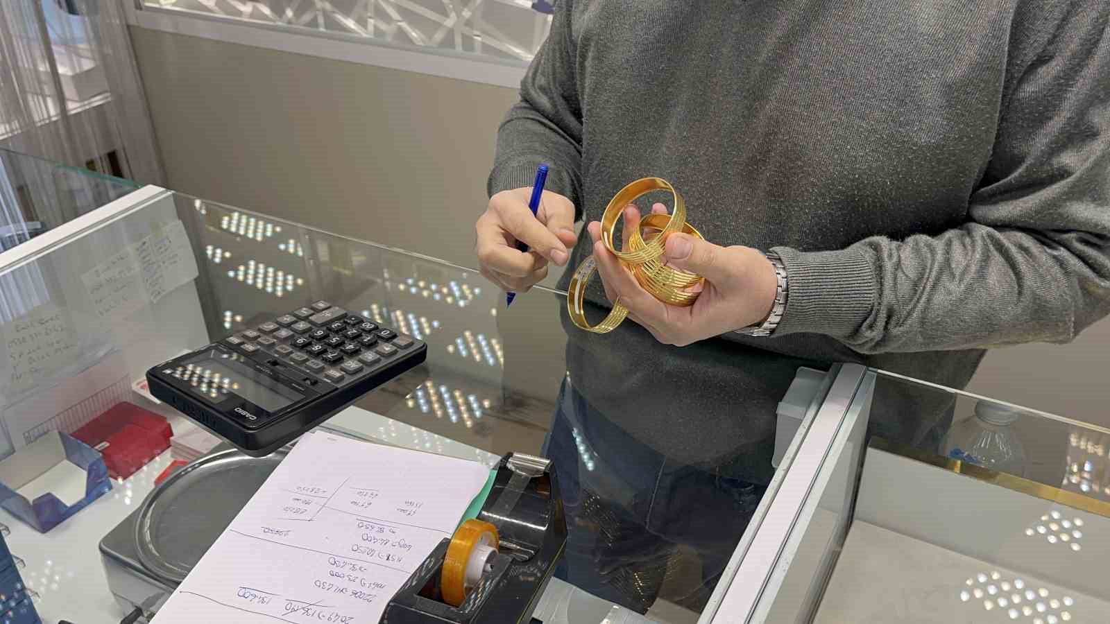 Sahte bilezikleri verip pazarlıkla fazla altın almak isterken yakalandı
Sahte bilezikleri verip pazarlıkla fazla altın almak isterken yakalandı