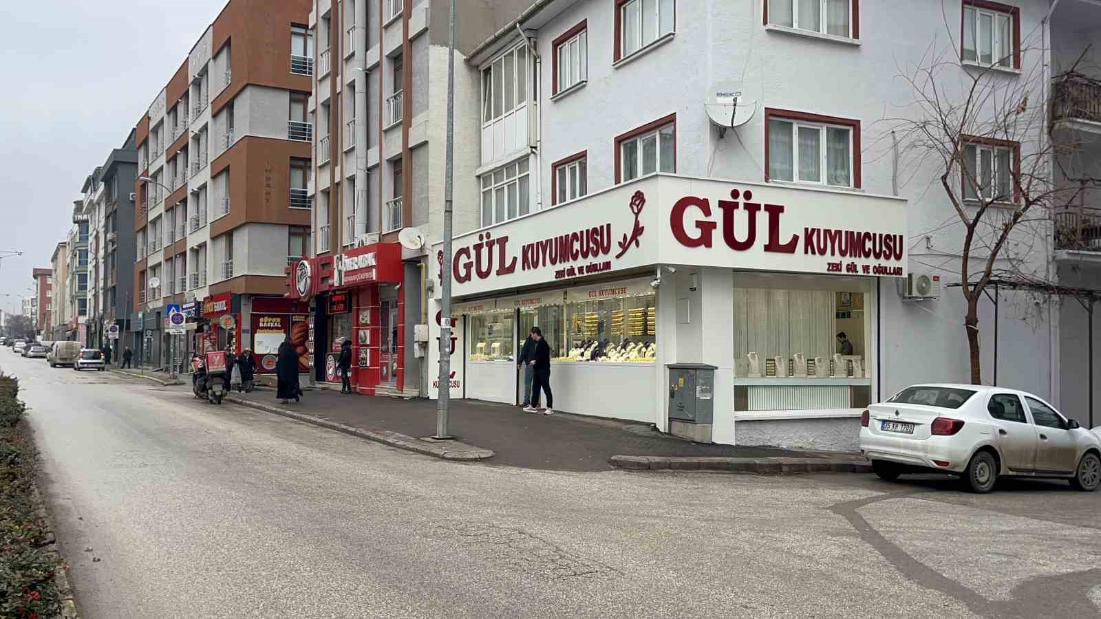 Sahte bilezikleri verip pazarlıkla fazla altın almak isterken yakalandı
Sahte bilezikleri verip pazarlıkla fazla altın almak isterken yakalandı