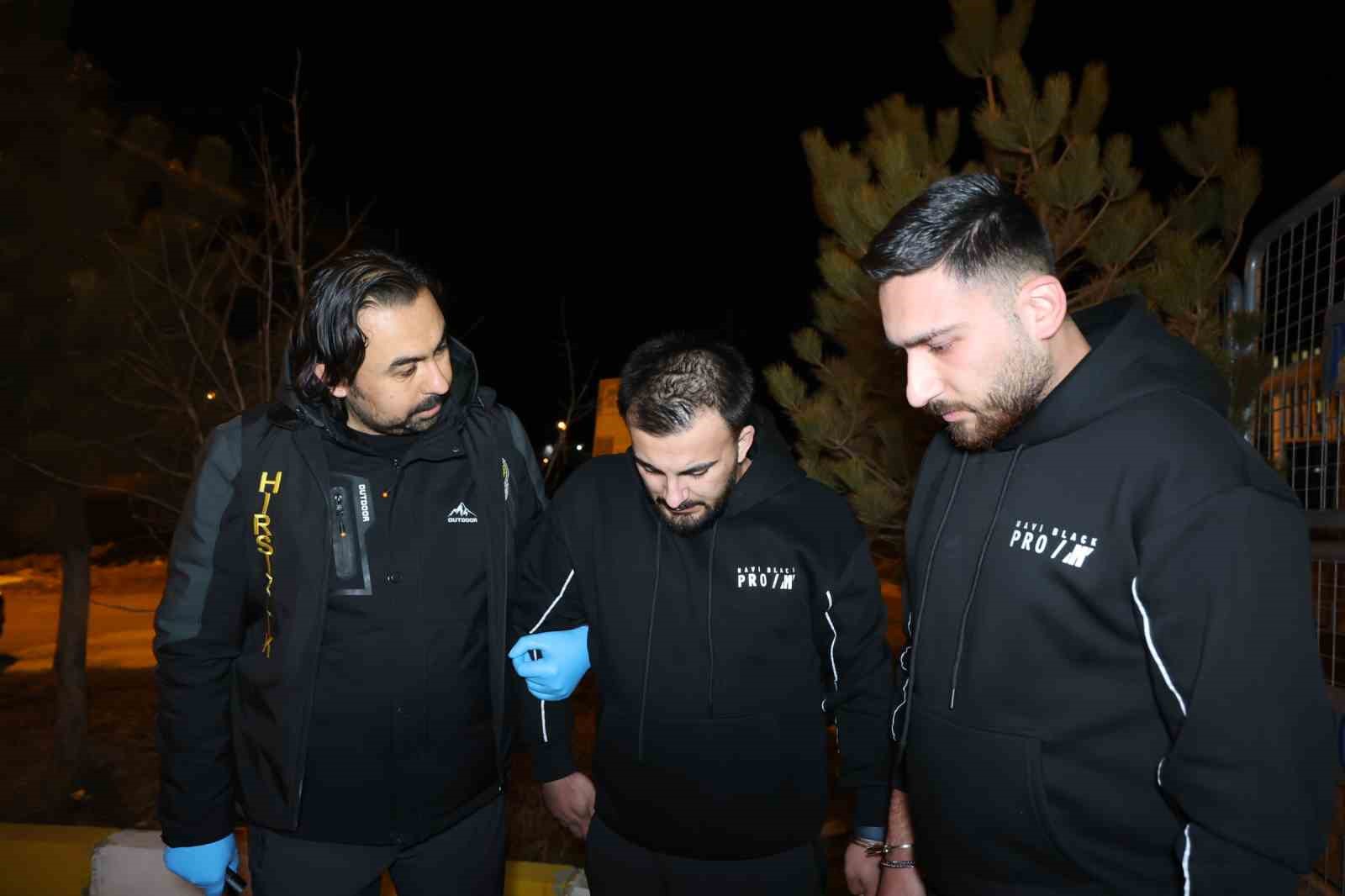 Sahte çeyrek altınla telefon vurgunu: 2 kişi tutuklandı
Sahte çeyrek altınla telefon vurgunu: 2 kişi tutuklandı