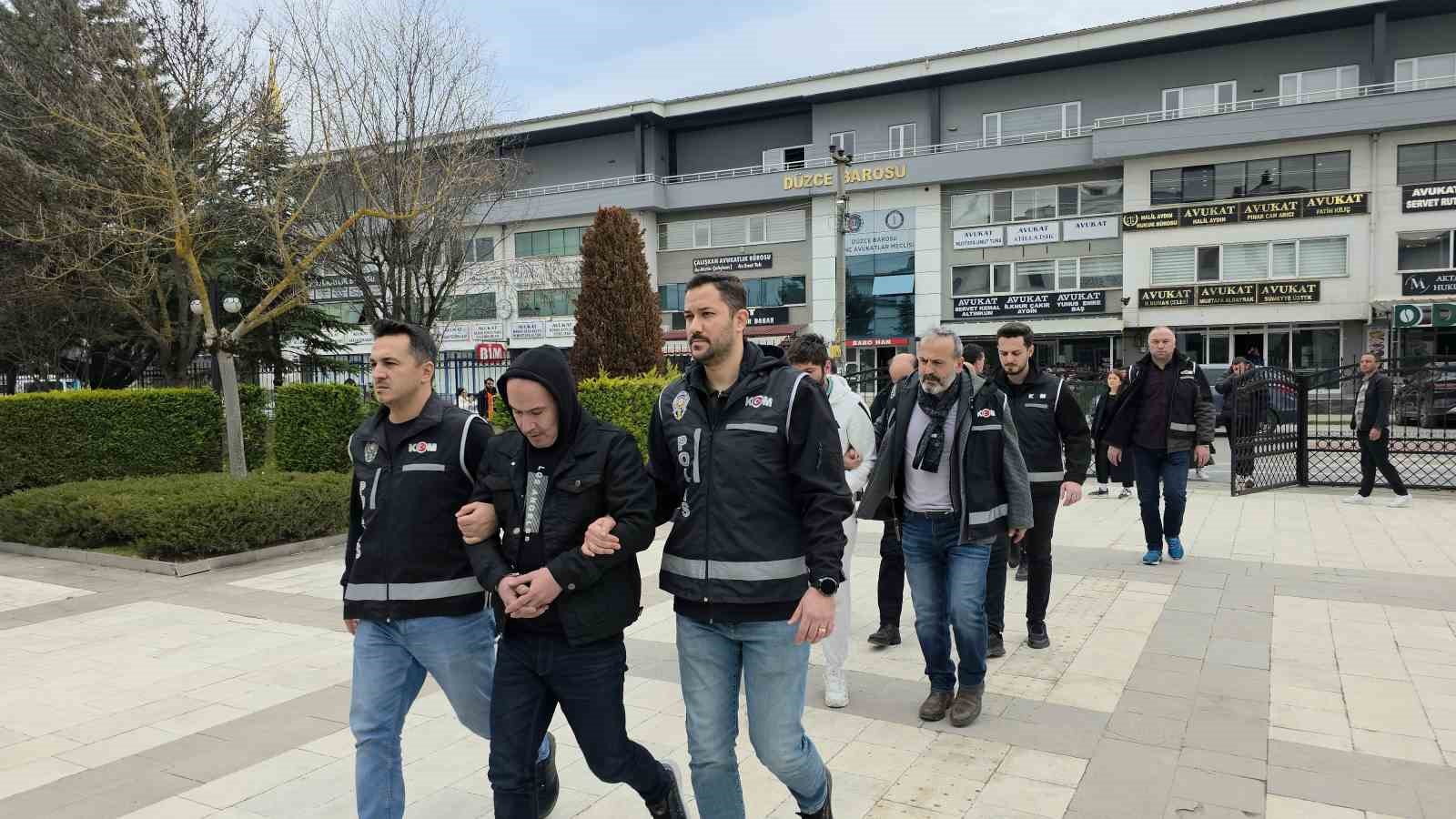 Sahte kimlikle arazi satıp milyonluk vurgun yapmaya çalışan 4 kişi tutuklandı
