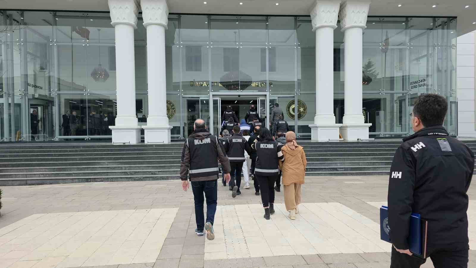 Sahte kimlikle arazi satıp milyonluk vurgun yapmaya çalışan 4 kişi tutuklandı
