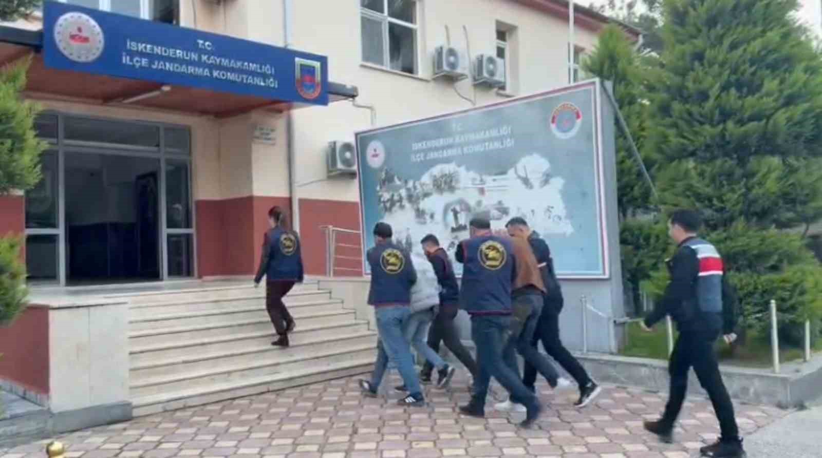 Sahte kimlikle kendini savcı ve polis olarak tanıtan dolandırıcıları aç gözlülükleri ele verdi
