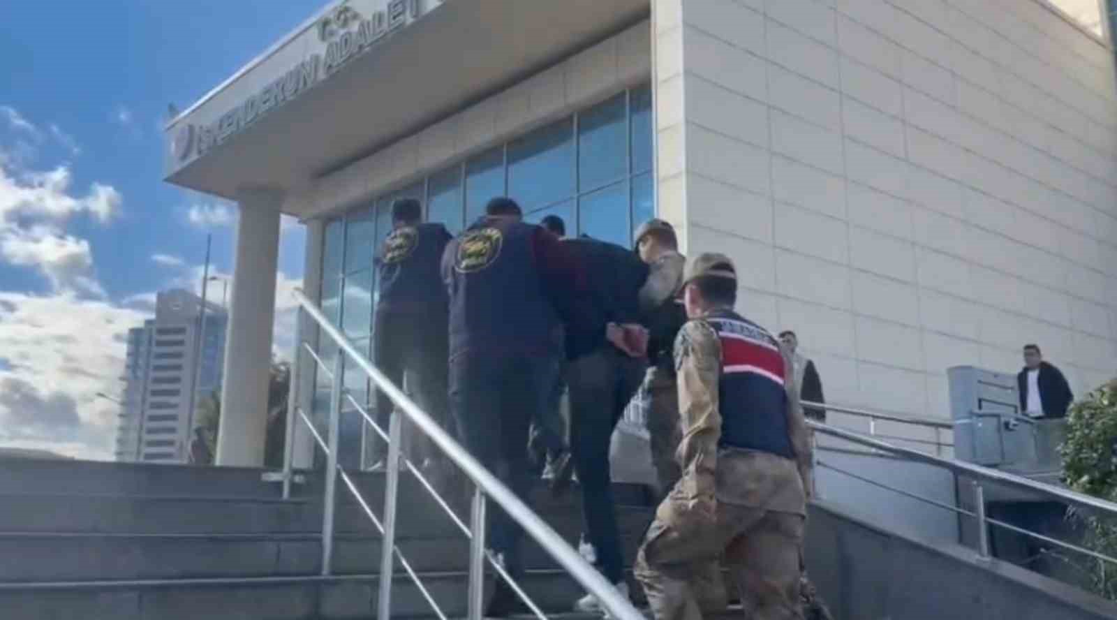 Sahte kimlikle kendini savcı ve polis olarak tanıtan dolandırıcıları aç gözlülükleri ele verdi
