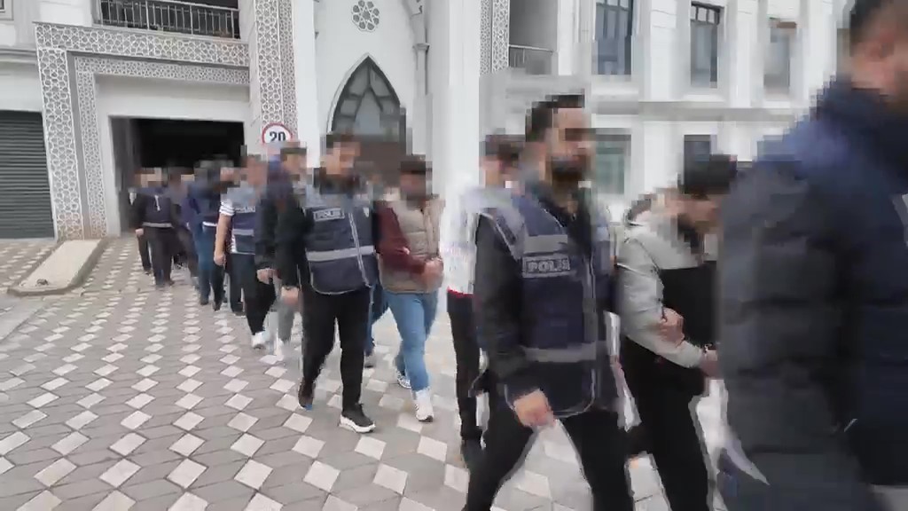 Sahte kripto ağına darbe: 24 şüpheli yakalandı, 19 tutuklama
Sahte kripto ağına darbe: 24 şüpheli yakalandı, 19 tutuklama