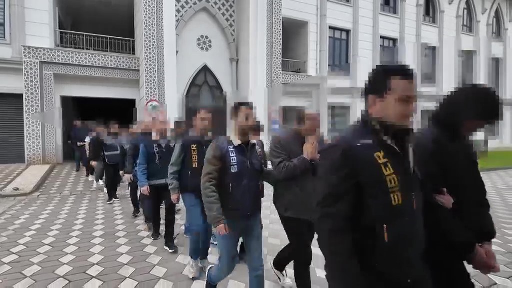 Sahte kripto ağına darbe: 24 şüpheli yakalandı, 19 tutuklama
Sahte kripto ağına darbe: 24 şüpheli yakalandı, 19 tutuklama
