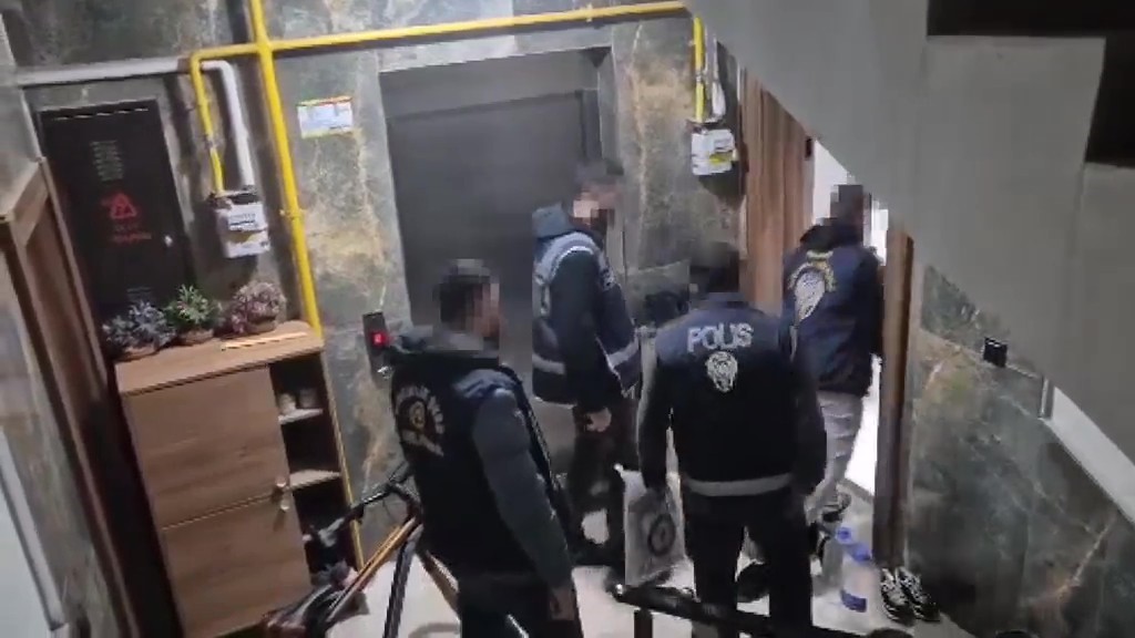 Sahte kripto ağına darbe: 24 şüpheli yakalandı, 19 tutuklama
Sahte kripto ağına darbe: 24 şüpheli yakalandı, 19 tutuklama