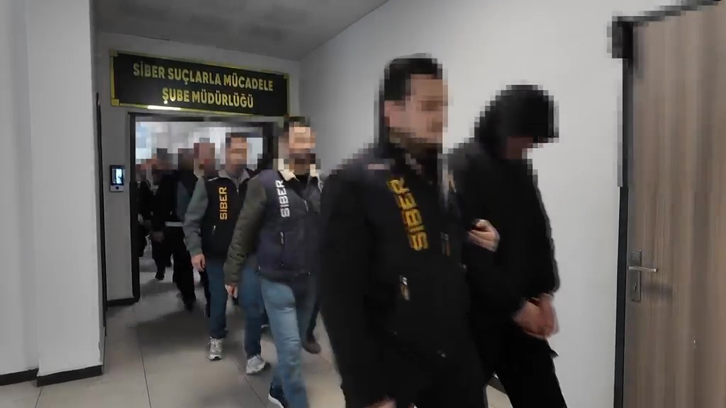 Sahte kripto ağına darbe: 24 şüpheli yakalandı, 19 tutuklama
Sahte kripto ağına darbe: 24 şüpheli yakalandı, 19 tutuklama