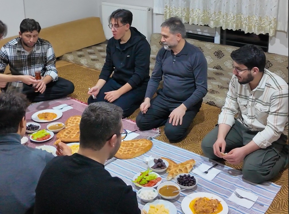 Sahur sofrasında öğrencileri yalnız bırakmadı
Sahur sofrasında öğrencileri yalnız bırakmadı