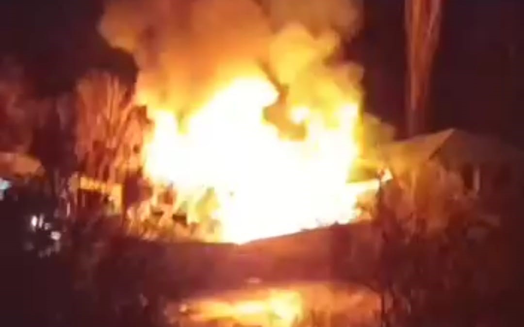 Saimbeyli’de alev alev yanan ev kullanılamaz hale geldi
