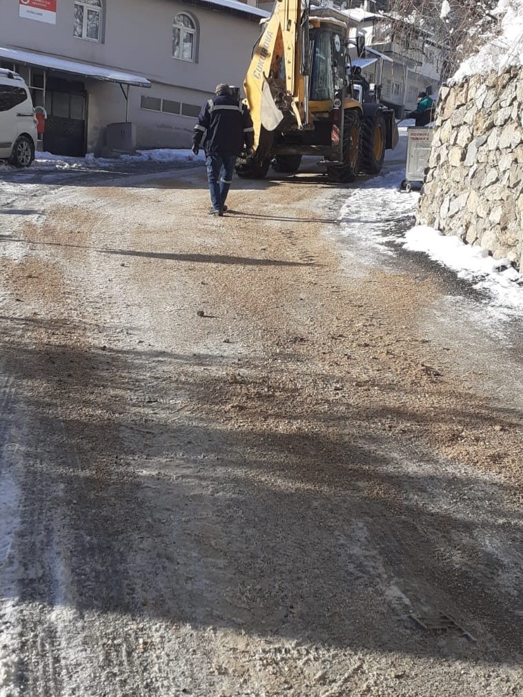 Saimbeyli’de karla mücadele aralıksız sürüyor
