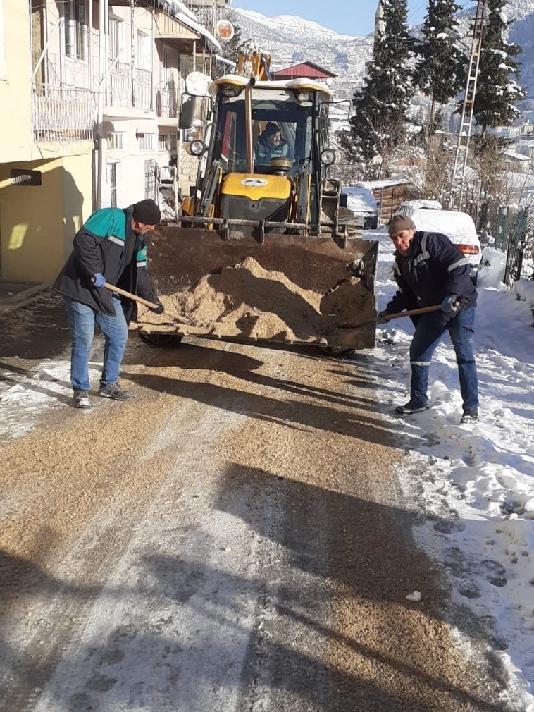 Saimbeyli’de karla mücadele aralıksız sürüyor
