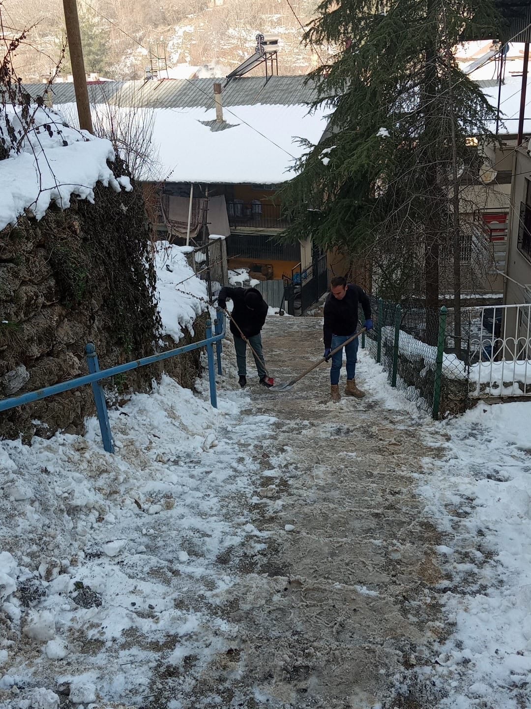 Saimbeyli’de karla mücadele aralıksız sürüyor
