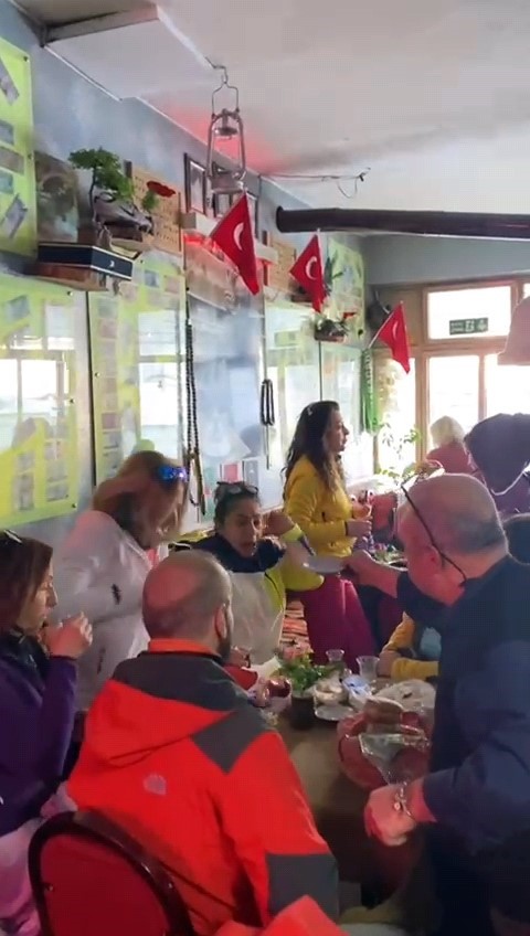 Şakacı kahveye gelen çıkamıyor
