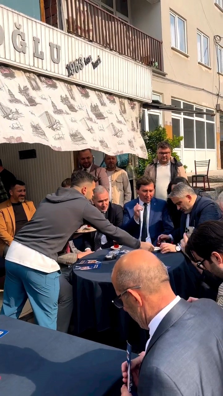 Şakacı kahveye gelen çıkamıyor
