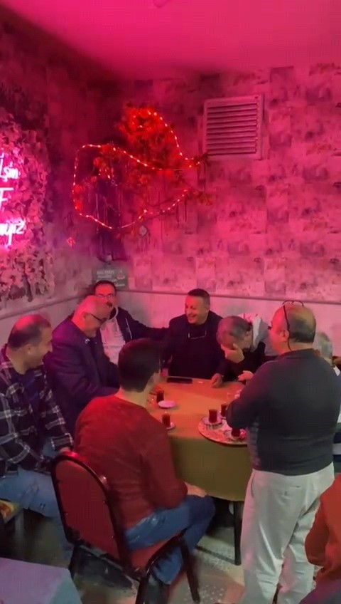 Şakacı kahveye gelen çıkamıyor
