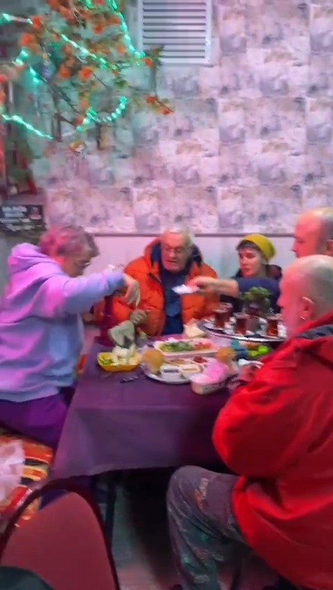 Şakacı kahveye gelen çıkamıyor
