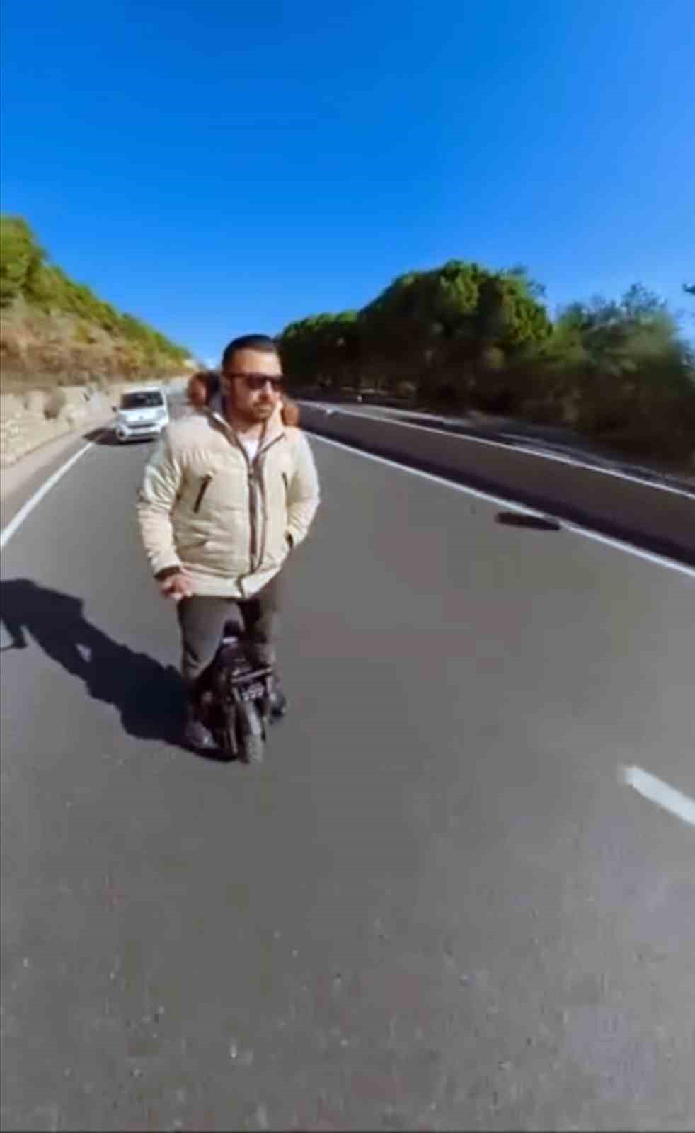 Sakar rampasında tek teker Scooter ile tehlikeli yolculuk
Sakar rampasında tek teker Scooter ile tehlikeli yolculuk