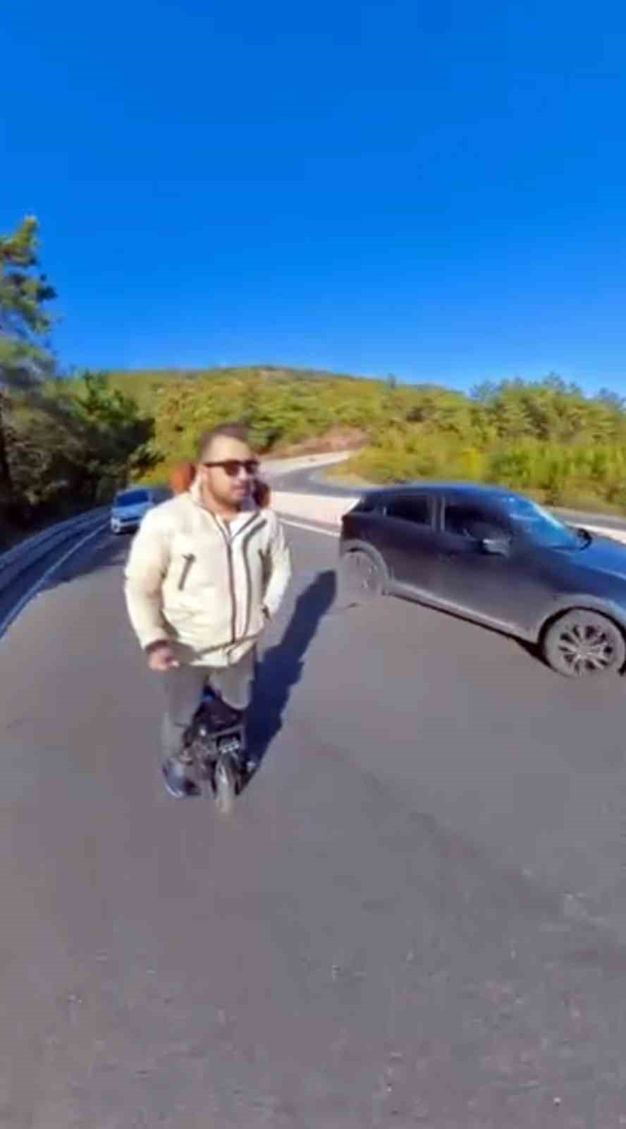 Sakar rampasında tek teker Scooter ile tehlikeli yolculuk
Sakar rampasında tek teker Scooter ile tehlikeli yolculuk