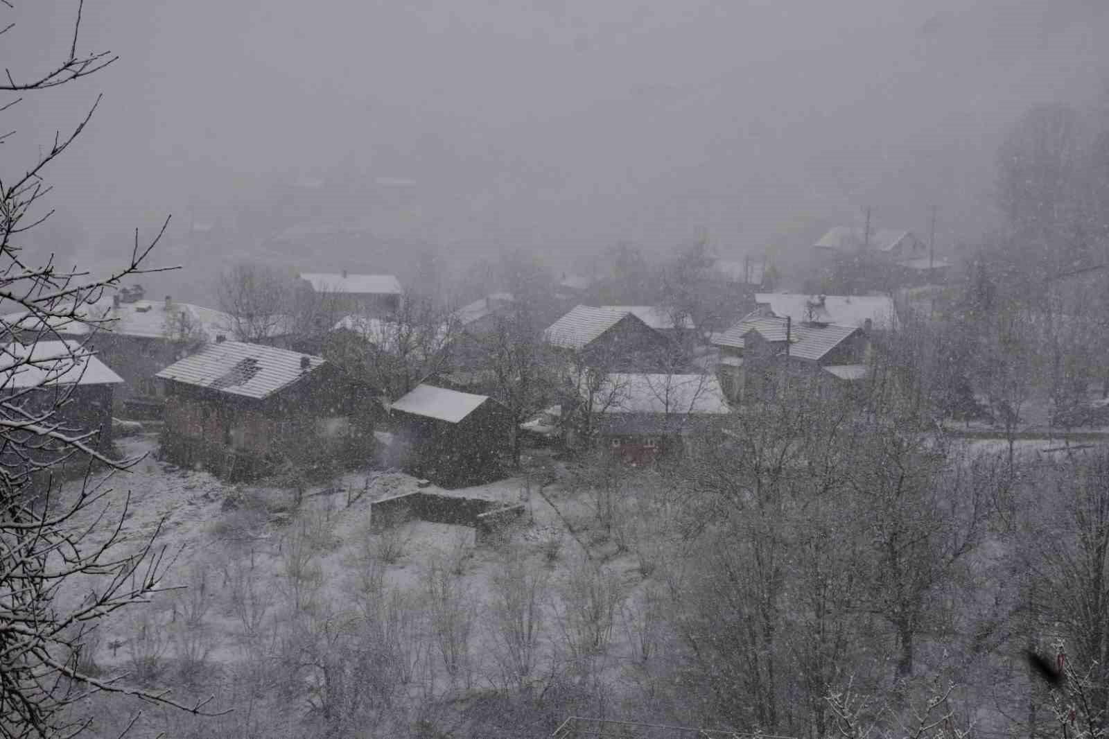 Sakarya merkezde yağmur, yaylada kar: Yüksek kesimler bayrama beyaz örtü ile girdi
