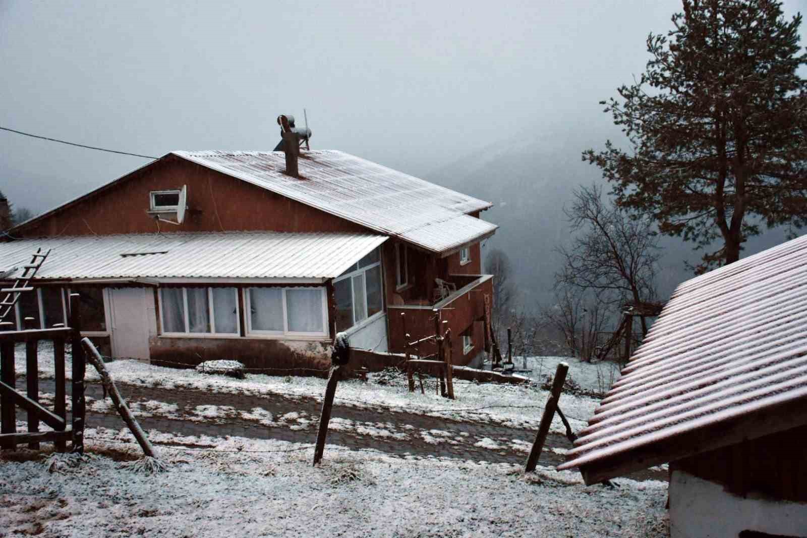 Sakarya merkezde yağmur, yaylada kar: Yüksek kesimler bayrama beyaz örtü ile girdi
