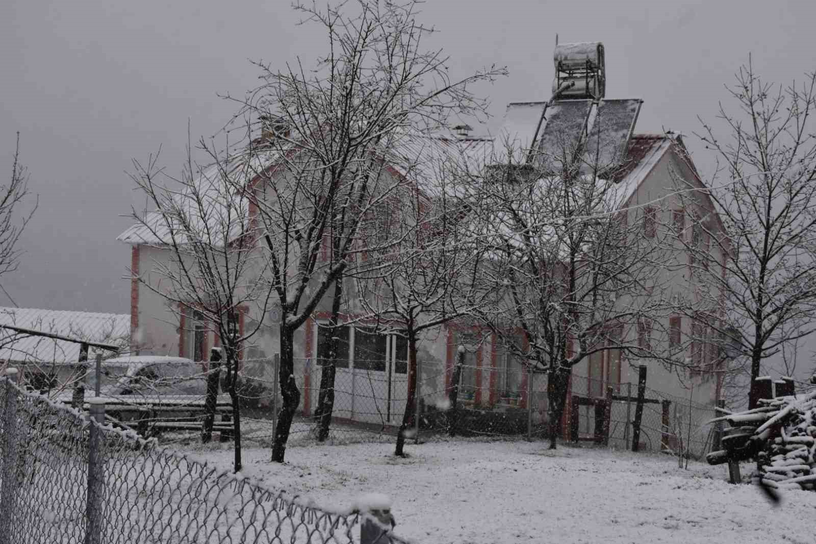 Sakarya merkezde yağmur, yaylada kar: Yüksek kesimler bayrama beyaz örtü ile girdi
