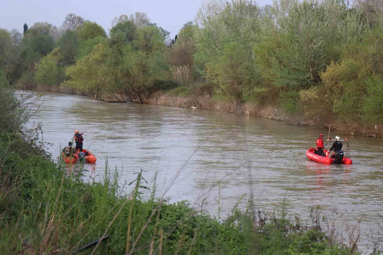 Sakarya Nehri’ne düşen çocuğu arama çalışmaları havadan görüntülendi
