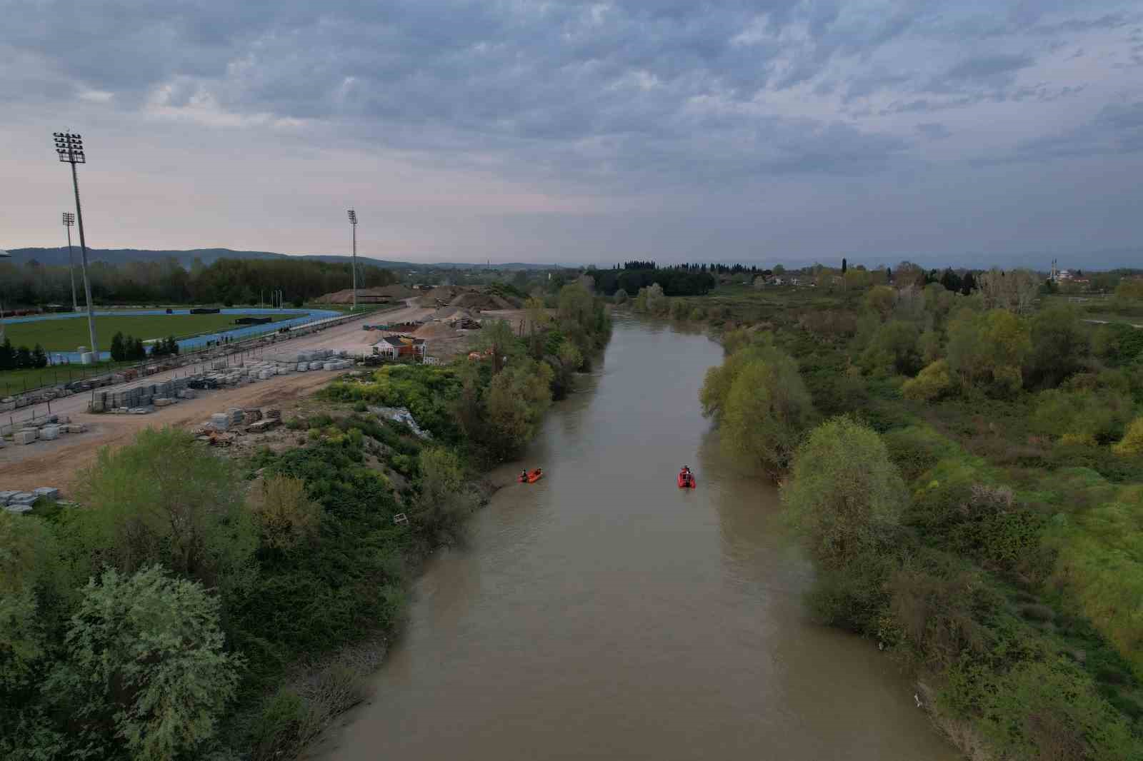 Sakarya Nehri’ne düşen çocuğu arama çalışmaları havadan görüntülendi
