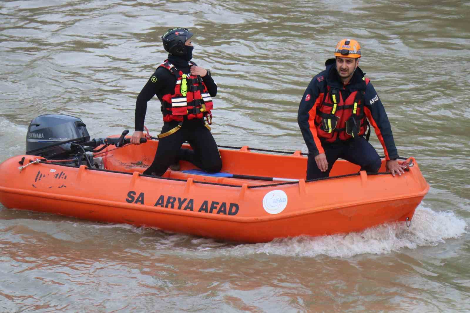 Sakarya Nehri’ne düşen çocuğu arama çalışmaları havadan görüntülendi
