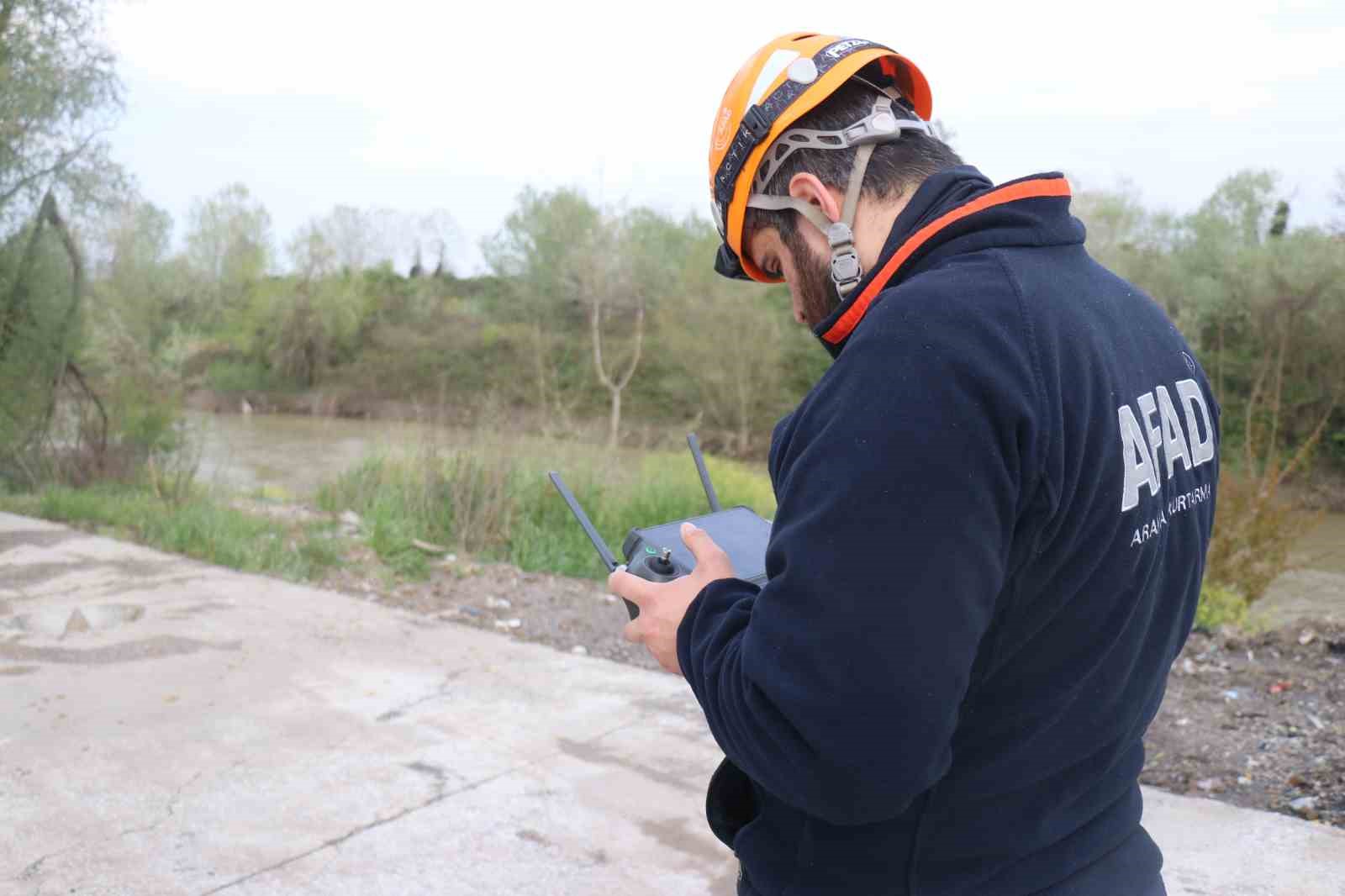 Sakarya Nehri’ne düşen çocuğu arama çalışmaları havadan görüntülendi
