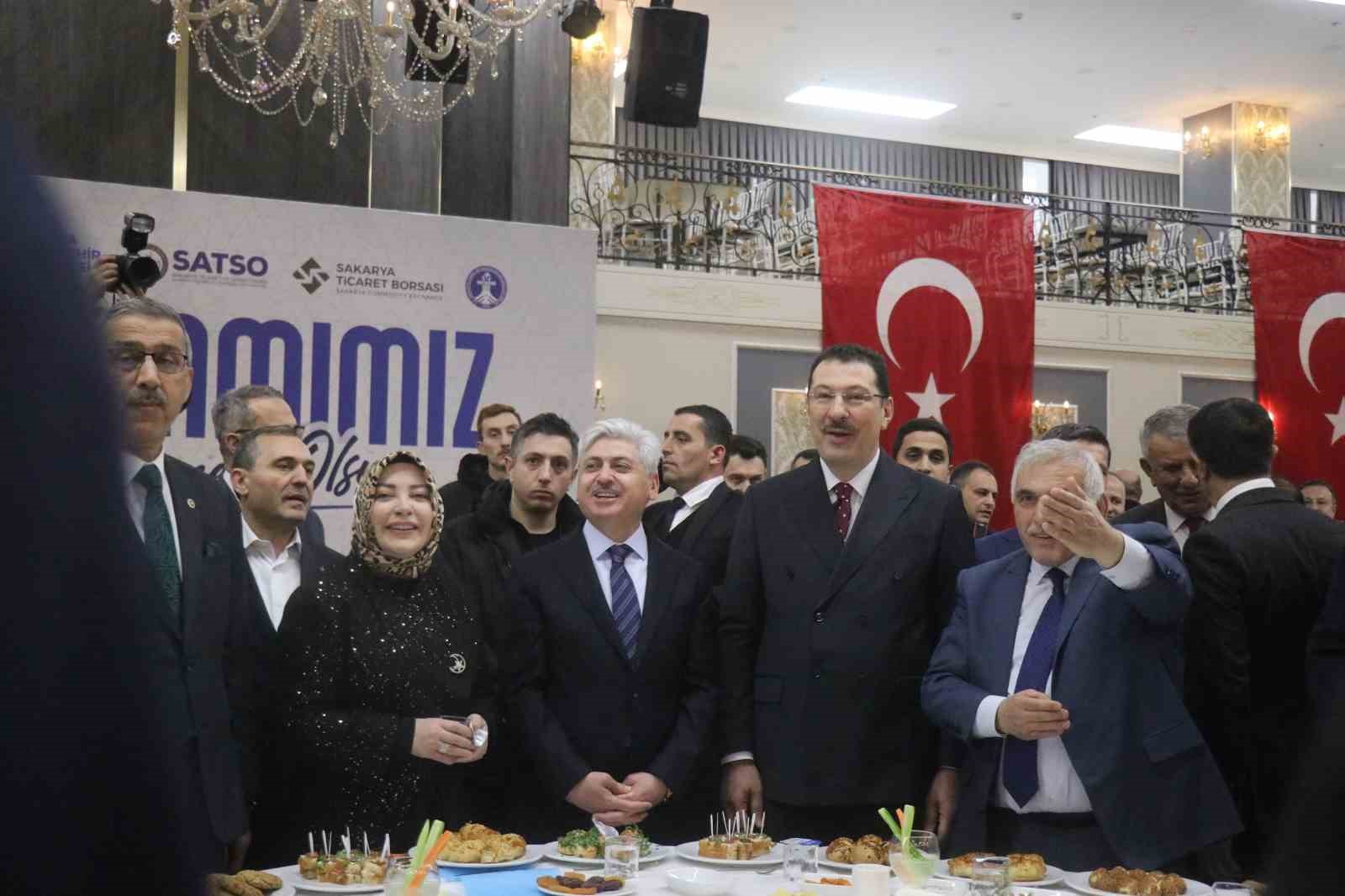 Sakarya protokolü ve vatandaş bayramlaştı
